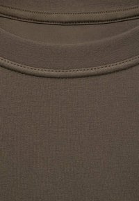 Bruine katoenen T-shirt met een gladde textuur, ronde hals en subtiele stiksels rond de halslijn.