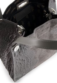 Szara torebka wykonana z teksturowanej skóry i zamszu, z reptilowym wzorem, srebrnym okuciem oraz wnętrzem wykończonym tkaniną z nadrukiem logo.
