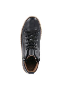 Svart läder hög-topp sneaker med tan sula, svarta snörningar och dragkedja på sidan, visad uppifrån på vit bakgrund.