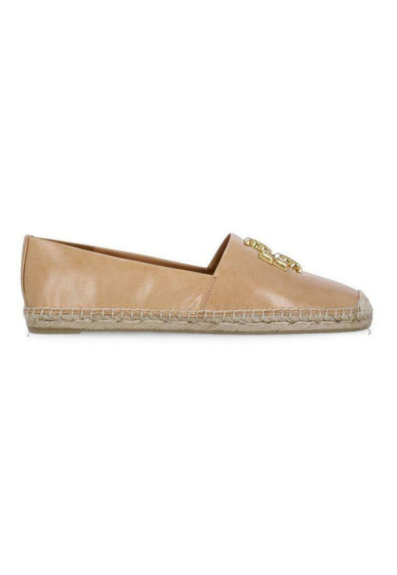 Hellbraune Leder-Espadrilles mit abgerundetem Zehenbereich, Jutesohle und goldener Kettendetail auf dem Obermaterial. Geschmeidige Textur und minimalistisches Design.