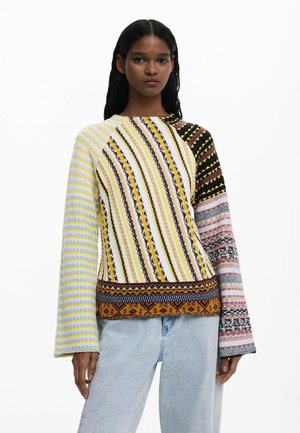 Gelaagd sweater met gestreepte patronen in geel, bruin en roze, met een mix van ingewikkelde ontwerpen en wijde mouwen.