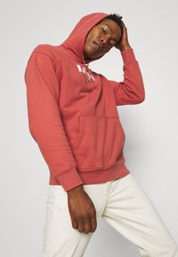 Levi's® RELAXED GRAPHIC - Sweatshirt com capuz - marsala