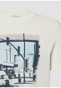 Witte katoenen T-shirt met een blauwe grafische print van een straatbeeld, inclusief verkeerslichten en een vintage auto. Zachte textuur, ronde hals ontwerp.
