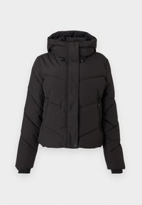 Sort pufferjakke med høj krave, snoretræk ved hætten, lynlåslommer og et quiltet design med diagonale syninger.