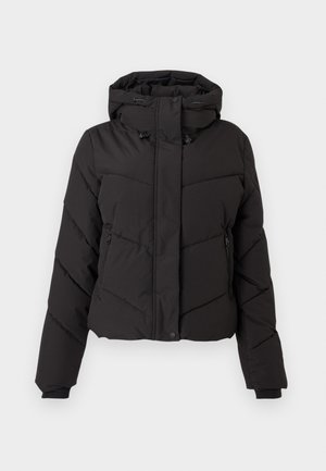 Must mustjärgiga puffer-jakk, millel on kõrge krae, reguleeritav kapuuts, lukuga taskud ning diagonaalsete õmblustega quiltitud disain.