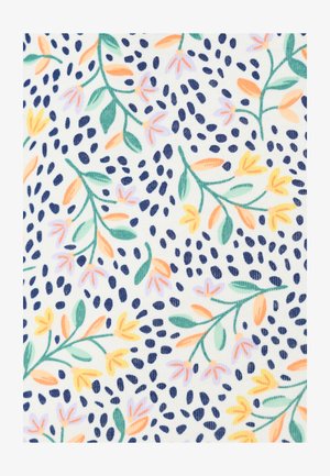 Tela blanca con un patrón de pequeñas hojas verdes, flores naranjas y amarillas, y puntos ovalados azul marino dispersos.
