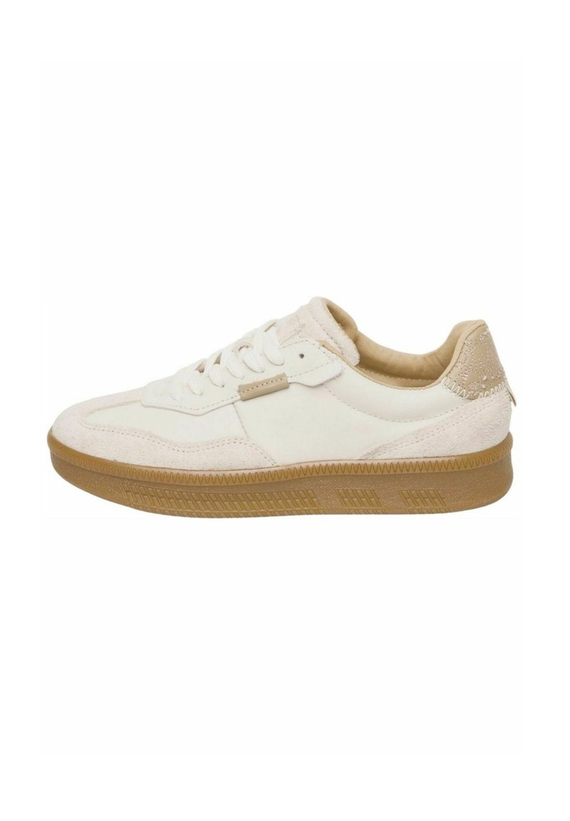 Sneaker in suede e pelle beige con lacci bianchi, colletto imbottito color cammello e suola in gomma texturizzata; design semplice con accenti sottili.