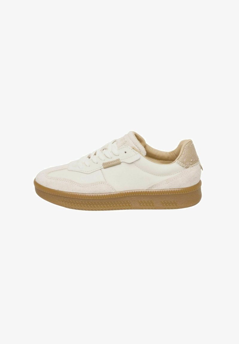 Sneaker in suede e pelle beige con lacci bianchi, colletto imbottito color cammello e suola in gomma texturizzata; design semplice con accenti sottili.