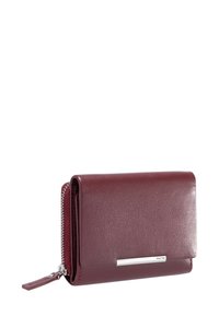Bordeauxfarvet læderpung med en glat tekstur, fold-over design, hardware i sølvfarve og et rum med lynlås.