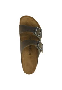 Sandalo in pelle marrone con due cinturini regolabili e fibbie in metallo. Sottopiede sagomato con texture naturale e suola piatta. Taglia 42.