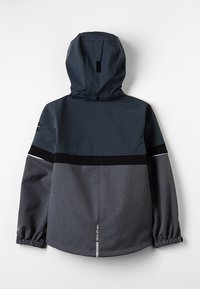 Grå og mørkeblå hættetrøje med elastiske manchetter, en sort stribe og et reflekterende detalje på ryggen. Blød tekstur, moderne design.