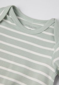 Vihreä-valkoraidallinen vauvan haalarin, jossa on pehmeä puuvillatekstuuri, pyöreä kaula-aukko ja vahvistetut saumat reunoilla.