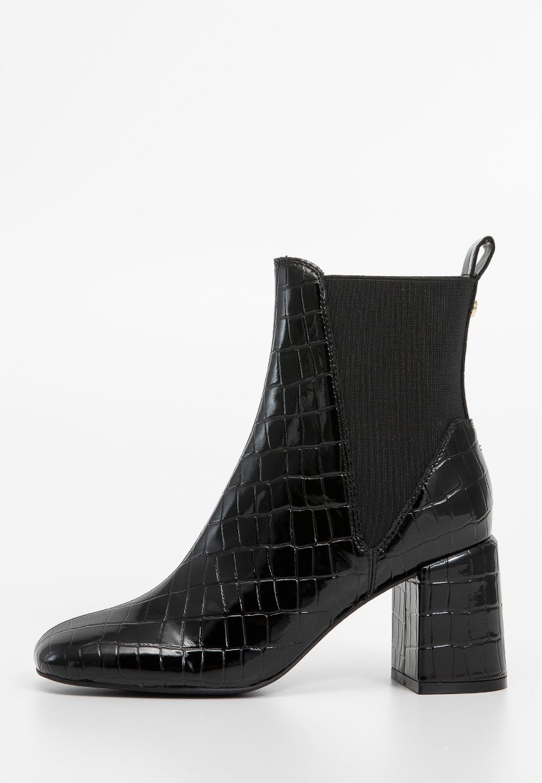 Botas negras hasta el tobillo con textura de cocodrilo, que cuentan con un tacón cuadrado y paneles laterales elásticos para mayor comodidad. Superficie lisa con un diseño elegante.