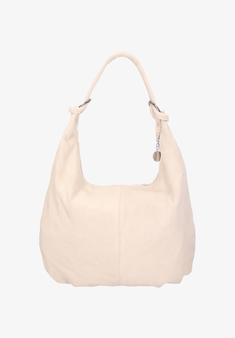 Sac hobo en daim crème avec une seule bandoulière, forme arrondie, fond plat et un charme en argent attaché à la bandoulière.