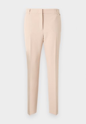Beige maßgeschneiderte Hose mit flachem Frontdesign, Gürtelschlaufen, zwei Seitentaschen und geradem Bein. Glatte Stoffstruktur und minimale Details.
