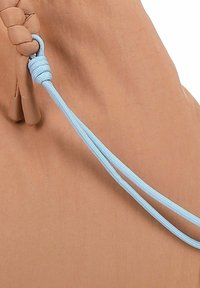Borsa tote color beige con superficie texturizzata, caratterizzata da una chiusura con cordino blu chiaro e un manico intrecciato beige.