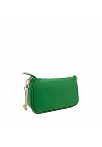 Grön läderpouch med en texturerad yta, utrustad med ett guldkedjesläp och dragkedjestängning. Kompakt rektangulär form.