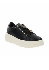 Baskets en cuir noir avec une semelle épaisse blanche, présentant du matériel décoratif, y compris deux accents en bijoux sur les lacets et un talon métallique.