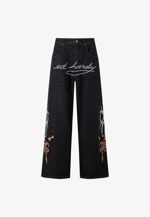 Weite Jeans aus dunklem Denim mit silberner "Ed Hardy"-Stickerei und bunten Tattoo-Grafiken an den Seiten. Klassisches Fünf-Taschen-Design.