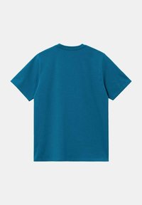 Camiseta de algodón turquesa con mangas cortas, escote redondo y una textura suave. No presenta logotipos ni patrones visibles en la parte posterior.