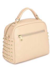 Beżowa torebka z beżowej sztucznej skóry o uporządkowanym kształcie, złote okucia, górny uchwyt oraz ozdobne złote ćwieki z jednej strony. Z tyłu znajduje się kieszeń na zamek.