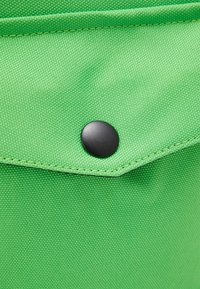 Mads Nørgaard BEL ONE CAPPA BAG UNISEX - Mala a tiracolo - classic green