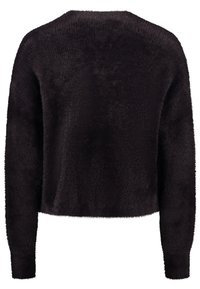 Svart, fluffig tröja med en kort design, långa ärmar och rundad halsringning. Mjuk textur med en slät finish. Inga tydliga mönster eller accentförändringar.