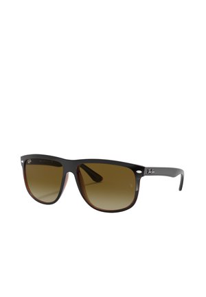 Occhiali da sole con sfumatura nera e marrone, dalla forma rettangolare. Lenti scure con una leggera curvatura, caratterizzate da un discreto marchio Ray-Ban sulla tempia.