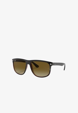 Occhiali da sole con sfumatura nera e marrone, dalla forma rettangolare. Lenti scure con una leggera curvatura, caratterizzate da un discreto marchio Ray-Ban sulla tempia.