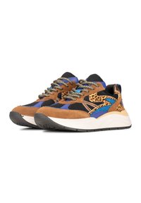 Sneaker multicolori con suede marrone, rete nera, accenti blu, stampa leopardata e suole bianche spesse; inclusi lacci decorativi.