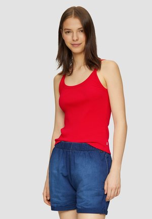 Rode geribbelde tanktop met brede bandjes, gecombineerd met blauwe losse shorts. De outfit heeft een eenvoudig, casual ontwerp met een elastische tailleband.
