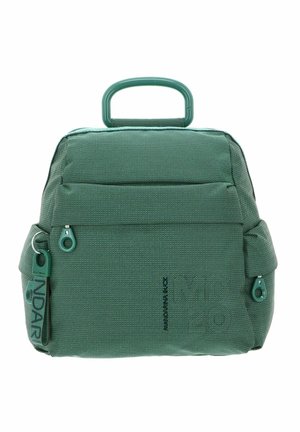 Sac à dos en tissu texturé vert foncé avec une poignée supérieure, une poche zippée à l'avant et des poches latérales. Présente un logo de la marque sur le devant.