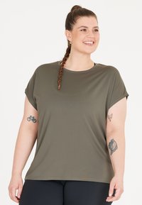 Olivgrön kortärmad topp i lätt tyg; har en rund halsringning och en avslappnad passform med uppvikt ärmslut.