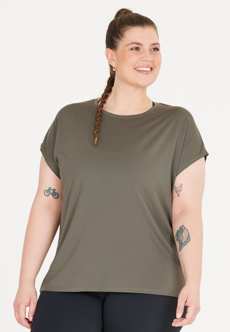 Olivgrön kortärmad topp i lätt tyg; har en rund halsringning och en avslappnad passform med uppvikt ärmslut.