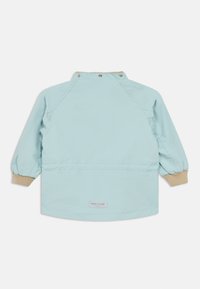 Ανοιχτό μπλε μπουφάν με ράγκλαν μανίκια, ελαστικά μανσέτα και στρογγυλεμένη τελείωμα. Διαθέτει κλεισίματα με κουμπιά στο γιακά και ετικέτα με λογότυπο στο πίσω μέρος.