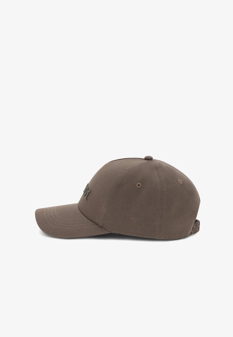 Casquette de baseball marron avec visière courbée, trous de ventilation, texte brodé à l'avant et sangle tressée ajustable à l'arrière.