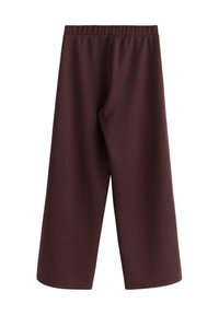 Pantaloni larghi borgogna con vita elastica, texture di tessuto morbido e silhouette ampia, ideali per un look casual.