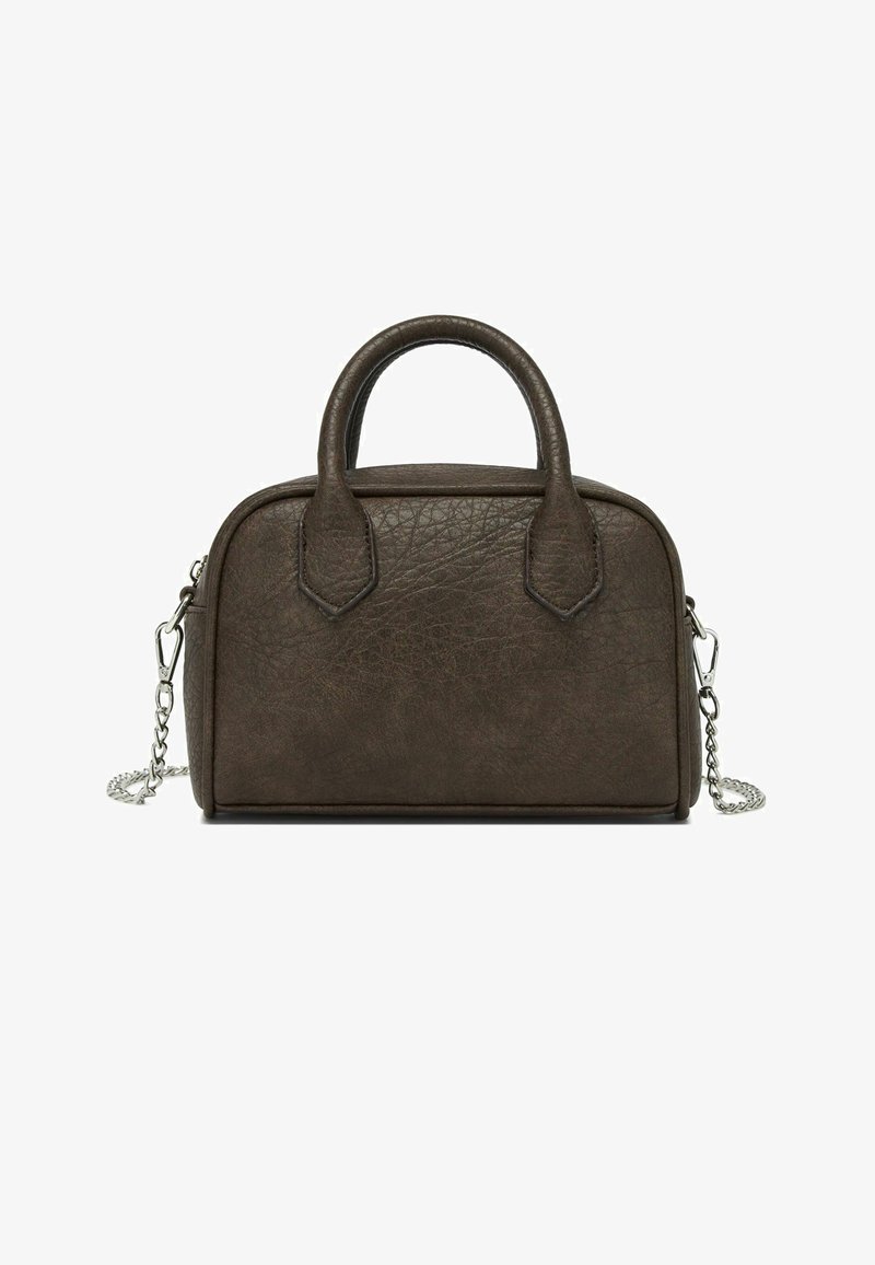 Sac à main en cuir texturé marron foncé avec deux poignées supérieures et une bandoulière chaîne argentée amovible sur fond blanc.