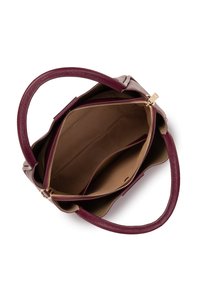 Sac à main structuré avec un extérieur en cuir bordeaux et une doublure beige. Il dispose de deux poignées supérieures, d'un compartiment zippé et de poches intérieures.