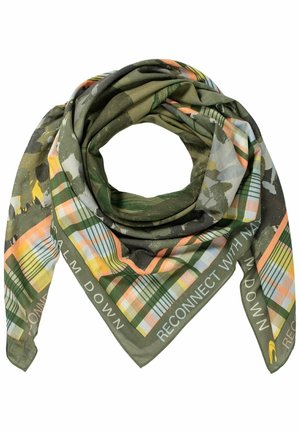 Foulard carré avec camouflage vert, motifs à carreaux, et texte "RECONNECT WITH NATURE" et "CALM DOWN" sur la bordure.