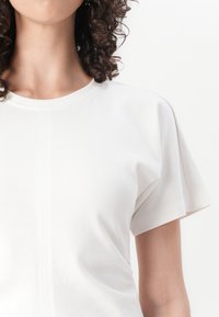 ONLY Petite ONLBELIA RUCHING - T-shirt imprimé - night sky/cloud dancer ONLY Petite ONLBELIA RUCHING - T-shirt imprimé - night sky/cloud dancer