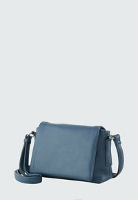 Borsa a tracolla blu in pelle con finitura testurizzata, forma rettangolare, tracolla regolabile e chiusura a patta. Accenti hardware semplici.