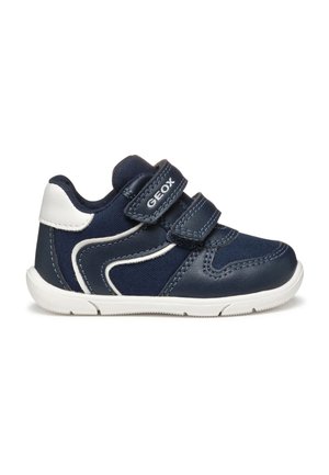 Sneaker per toddler blu navy e bianco con doppie strisce di Velcro e suola testurizzata, con marchio "GEOX" sulla fascia superiore.