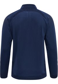 Marinblå långärmad sporttröja med krage, med meshdetaljer på axlarna och textilier med struktur.