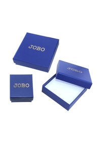 Blaue Geschenkboxen mit goldener "JOBO"-Aufschrift. Eine größere offene Box mit weißem Innenraum und eine kleinere geschlossene Box. Glatte, glänzende Oberfläche.