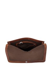 Sac à main ouvert en cuir et tissu marron, montrant une poche intérieure zippée et un compartiment principal spacieux, sur fond blanc.