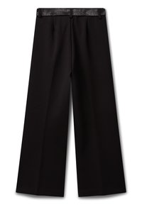 Szerokie czarne spodnie z teksturowanym srebrnym pasem, charakteryzujące się prostym designem i gładkim wykończeniem materiału. Bez widocznych kieszeni lub wzorów.