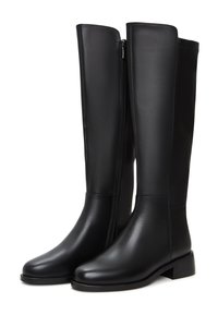 Cizme negre din piele, până la genunchi, cu un design elegant, fermoar lateral, vârf rotund și toc pătrat. Textură netedă și detalii de cusătură minime.