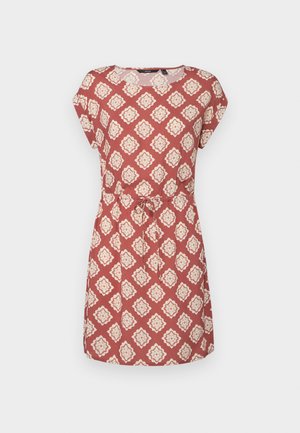 Vestido rojo de manga corta con un patrón de diamantes en crema, que presenta un escote redondo y una cintura atada para ajustar.