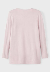 Lys rosa langermet genser med myk tekstur, rund hals og rett skjert. Ingen synlige mønstre eller metalliske detaljer.